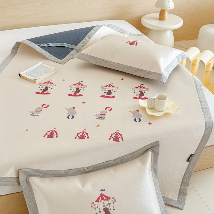 91家纺网 家纺一手货源 找家纺 本希家居 2025春夏新款可水洗冰丝席花漾数码印花卡通系列 小游园平席