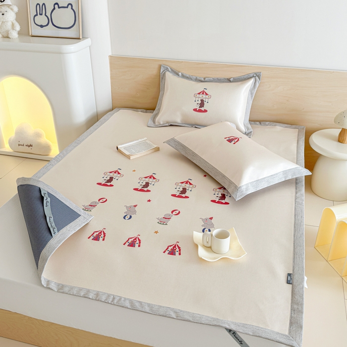 91家纺网 家纺一手货源 找家纺 本希家居 2025春夏新款可水洗冰丝席花漾数码印花卡通系列 小游园平席