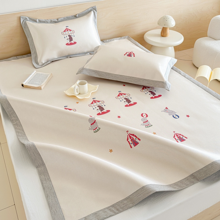 91家纺网 家纺一手货源 找家纺 本希家居 2025春夏新款可水洗冰丝席花漾数码印花卡通系列 小游园平席