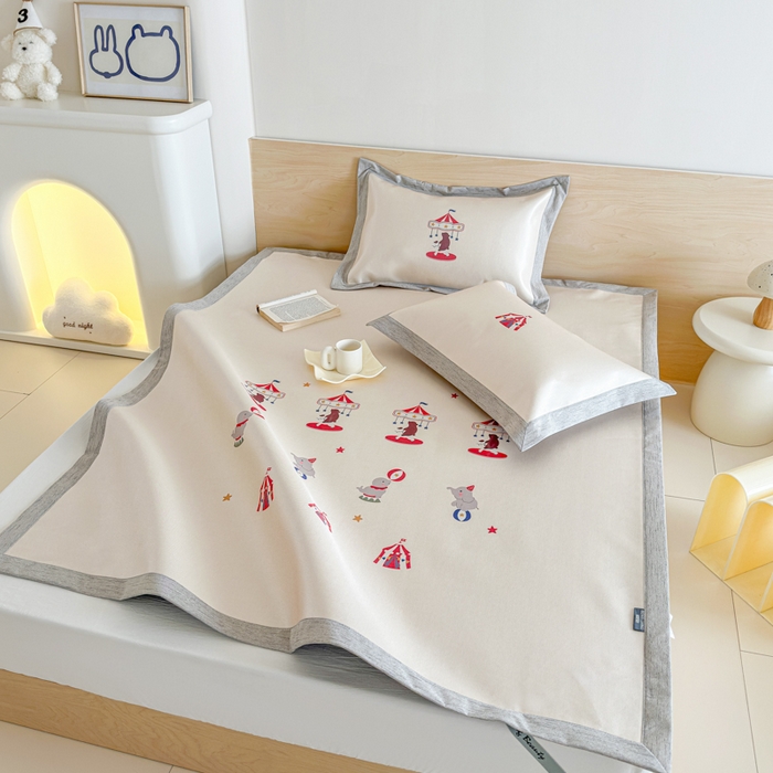 91家纺网 家纺一手货源 找家纺 本希家居 2025春夏新款可水洗冰丝席花漾数码印花卡通系列 小游园平席