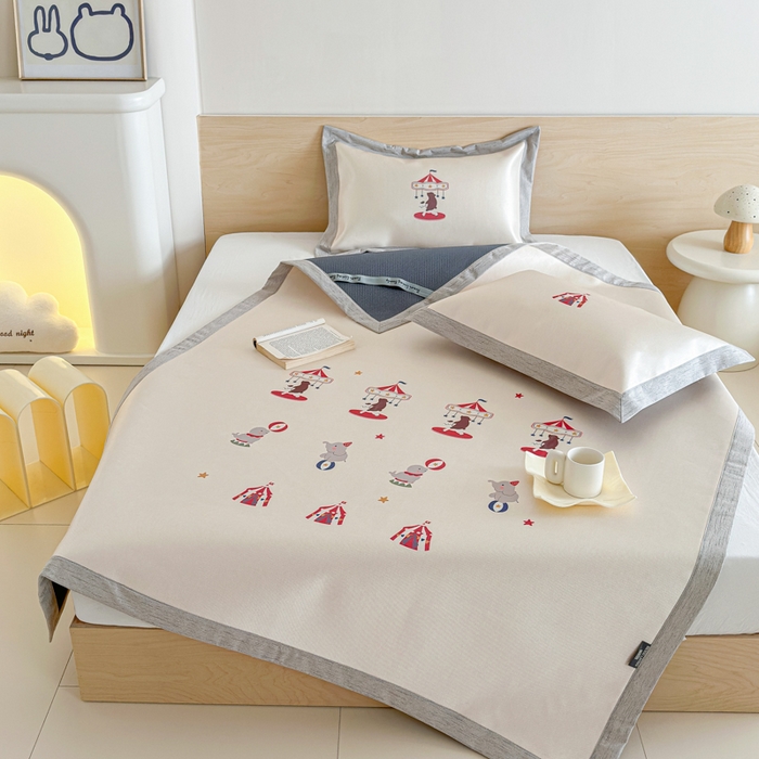 91家纺网 家纺一手货源 找家纺 本希家居 2025春夏新款可水洗冰丝席花漾数码印花卡通系列 小游园平席