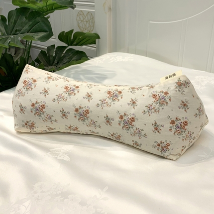 91家纺网 家纺一手货源 找家纺 （总）全美家居 2025新款三角成人护颈枕骨头花草枕40*15*10cm 