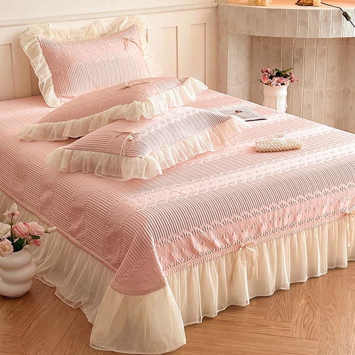 91家纺网 家纺一手货源 找家纺 蓝邻家纺 2025年新款PE提花海岛皱花边织带款凉席系列 羽希-樱花粉