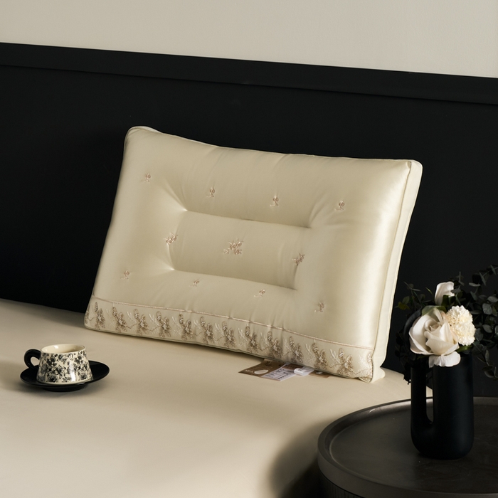 91家纺网 家纺一手货源 找家纺 （总）昕科 2025新款蚕丝乳胶美肌枕-桑蚕丝枕头乳胶片花边刺绣羽丝棉成人颈椎枕芯