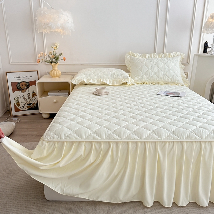 91家纺网 家纺一手货源 找家纺 2025新款蝴蝶飞飞系列 A类亲肤棉夹棉床笠式床裙四件套 米黄