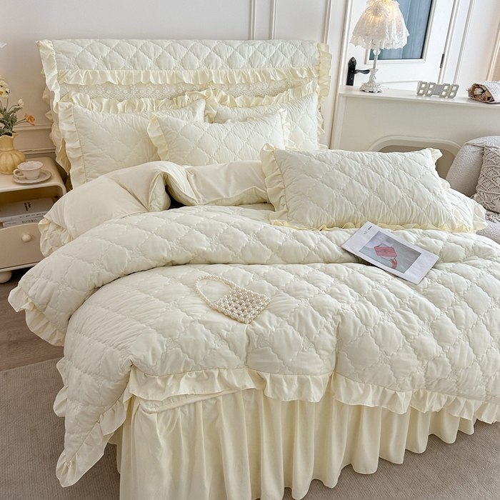 91家纺网 家纺一手货源 找家纺 2025新款蝴蝶飞飞系列 --A类亲肤棉床裙床笠二合一 米黄