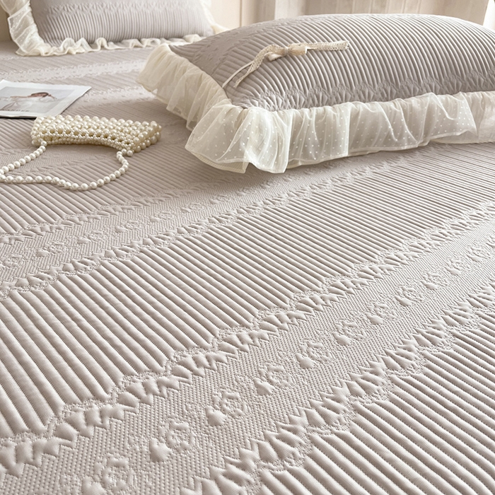 91家纺网 家纺一手货源 找家纺 蓝邻家纺 2025年新款PE提花海岛皱花边织带款凉席系列 羽希-米灰