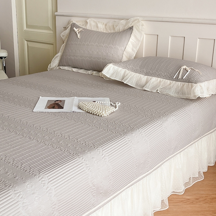 91家纺网 家纺一手货源 找家纺 蓝邻家纺 2025年新款PE提花海岛皱花边织带款凉席系列 羽希-米灰