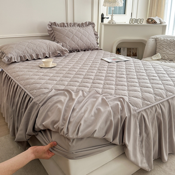 91家纺网 家纺一手货源 找家纺 2025新款蝴蝶飞飞系列 --A类亲肤棉床裙床笠二合一 灰色