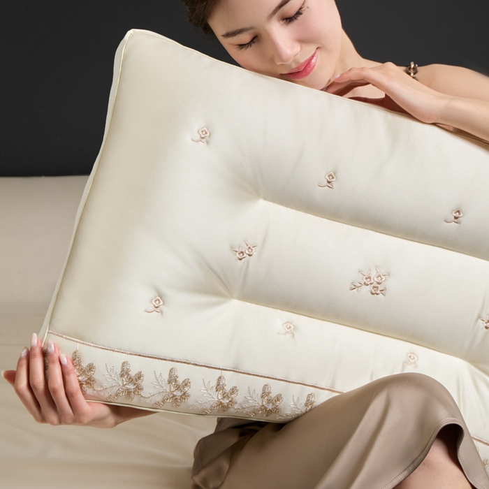 91家纺网 家纺一手货源 找家纺 （总）昕科 2025新款蚕丝乳胶美肌枕-桑蚕丝枕头乳胶片花边刺绣羽丝棉成人颈椎枕芯