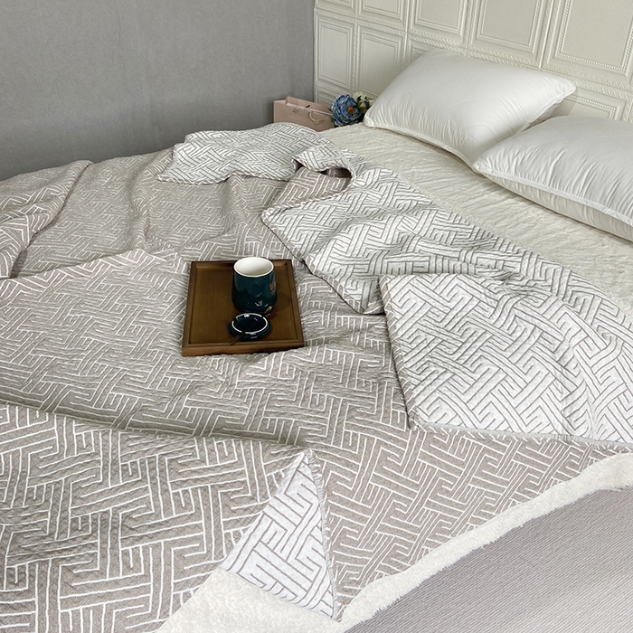 91家纺网 家纺一手货源 找家纺 卡奥家纺 2025新款水洗全棉四层纱盖毯毛巾被夏凉被  围城-咖