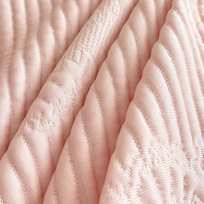 91家纺网 家纺一手货源 找家纺 蓝邻家纺 2025年新款PE提花海岛皱花边织带款凉席系列 羽希-樱花粉
