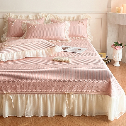 91家纺网 家纺一手货源 找家纺 蓝邻家纺 2025年新款PE提花海岛皱花边织带款凉席系列 羽希-樱花粉