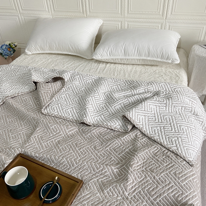 91家纺网 家纺一手货源 找家纺 卡奥家纺 2025新款水洗全棉四层纱盖毯毛巾被夏凉被  围城-咖