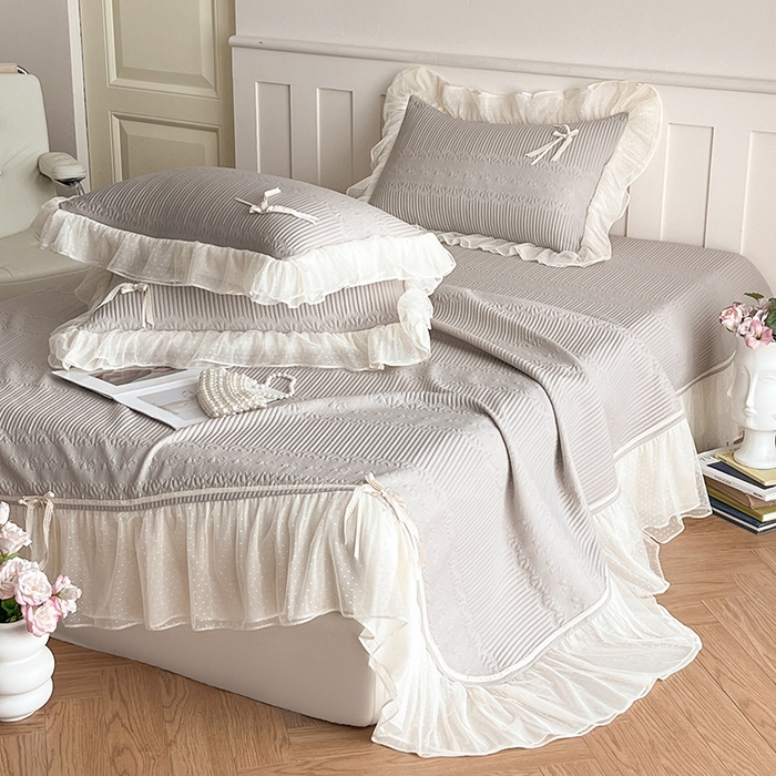 91家纺网 家纺一手货源 找家纺 蓝邻家纺 2025年新款PE提花海岛皱花边织带款凉席系列 羽希-米灰