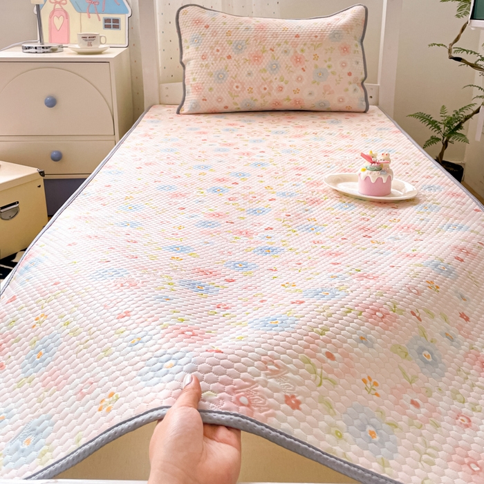 91家纺网 家纺一手货源 找家纺 川悦生活 2025新款大阪凉豆豆学生床凉感凉席 甜梦少女