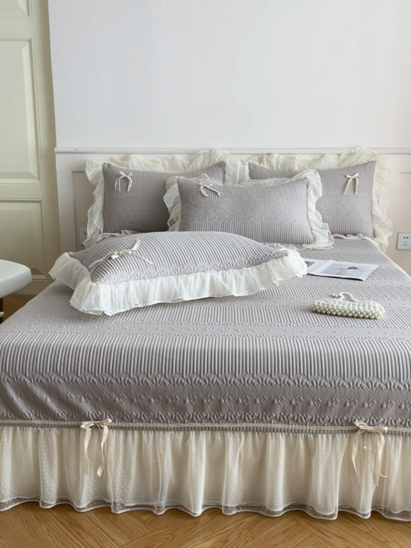 91家纺网 家纺一手货源 找家纺 蓝邻家纺 2025年新款PE提花海岛皱花边织带款凉席系列 羽希-米灰