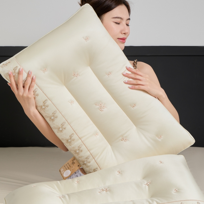 91家纺网 家纺一手货源 找家纺 （总）昕科 2025新款蚕丝乳胶美肌枕-桑蚕丝枕头乳胶片花边刺绣羽丝棉成人颈椎枕芯