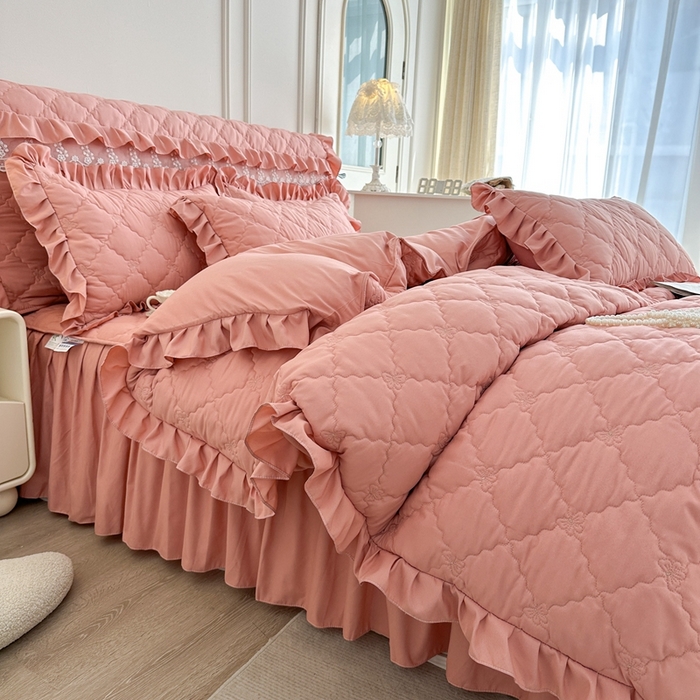 91家纺网 家纺一手货源 找家纺 2025新款蝴蝶飞飞系列 --A类亲肤棉床裙床笠二合一 豆沙 