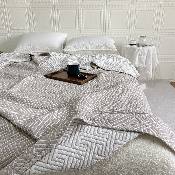 91家纺网 家纺一手货源 找家纺 卡奥家纺 2025新款水洗全棉四层纱盖毯毛巾被夏凉被  围城-咖