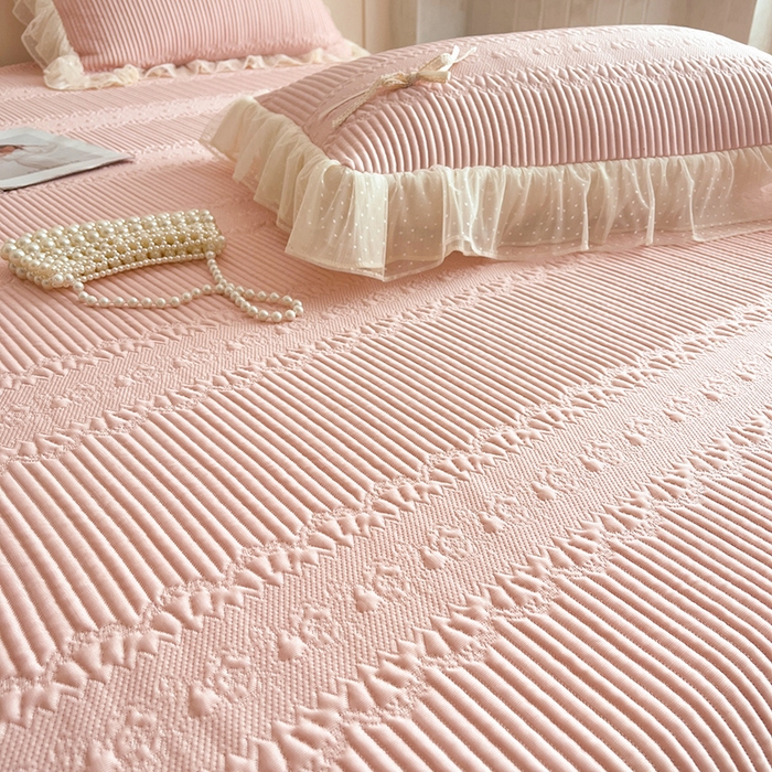 91家纺网 家纺一手货源 找家纺 蓝邻家纺 2025年新款PE提花海岛皱花边织带款凉席系列 羽希-樱花粉