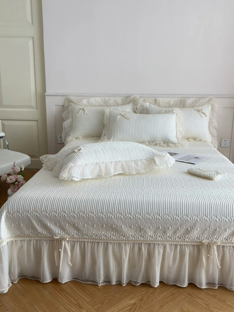 91家纺网 家纺一手货源 找家纺 蓝邻家纺 2025年新款PE提花海岛皱花边织带款凉席系列 羽希-米白