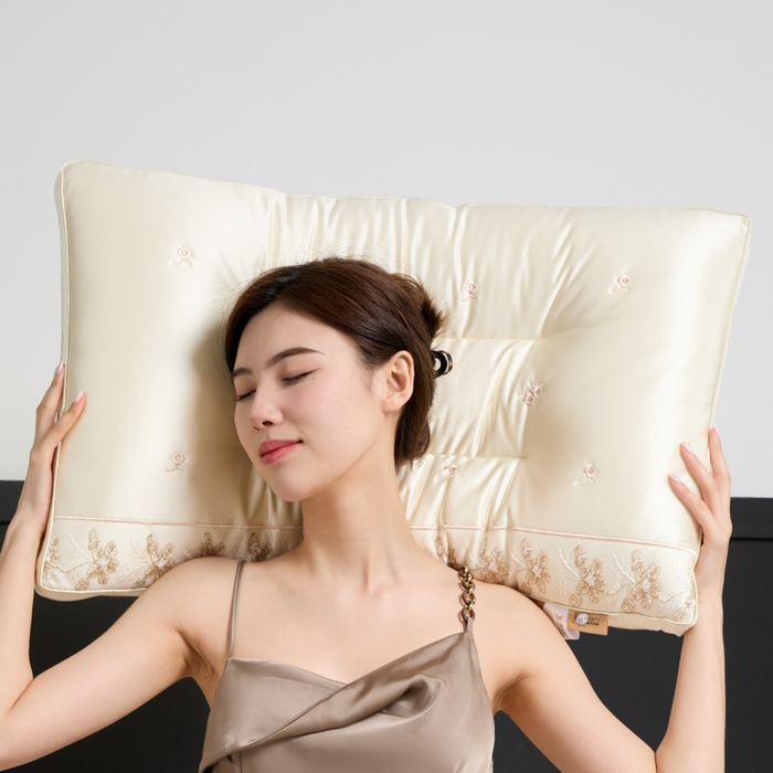 91家纺网 家纺一手货源 找家纺 （总）昕科 2025新款蚕丝乳胶美肌枕-桑蚕丝枕头乳胶片花边刺绣羽丝棉成人颈椎枕芯
