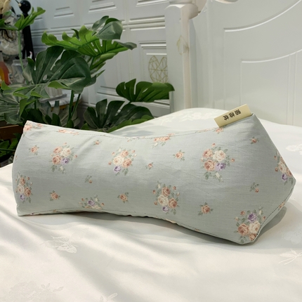 91家纺网 家纺一手货源 找家纺 （总）全美家居 2025新款三角成人护颈枕骨头花草枕40*15*10cm 