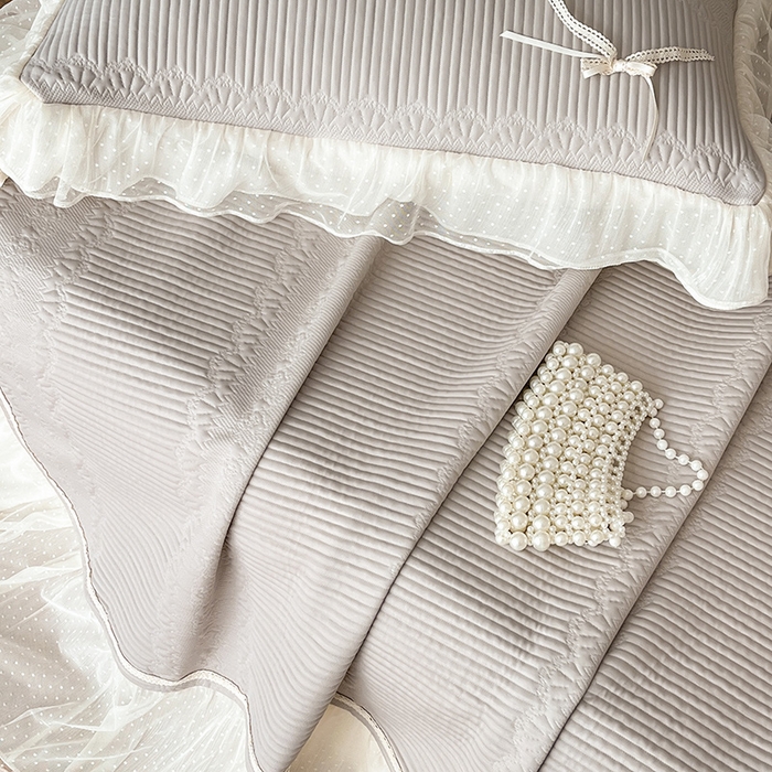 91家纺网 家纺一手货源 找家纺 蓝邻家纺 2025年新款PE提花海岛皱花边织带款凉席系列 羽希-米灰