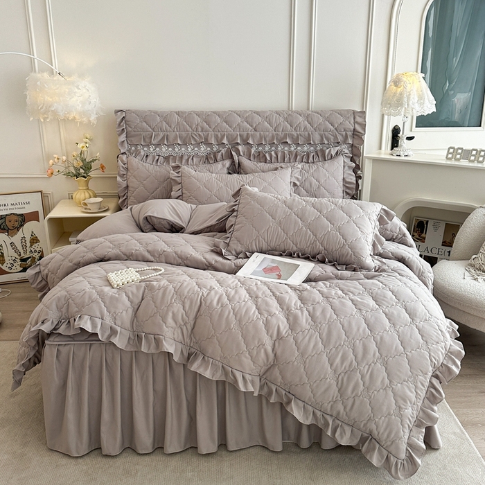 91家纺网 家纺一手货源 找家纺 2025新款蝴蝶飞飞系列 A类亲肤棉夹棉床笠式床裙四件套 灰色