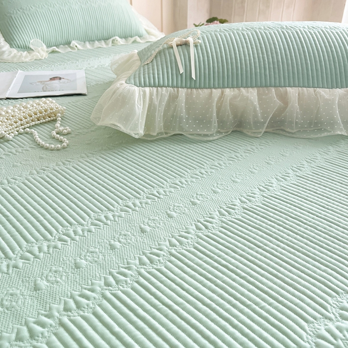 91家纺网 家纺一手货源 找家纺 蓝邻家纺 2025年新款PE提花海岛皱花边织带款凉席系列 羽希-抹茶绿