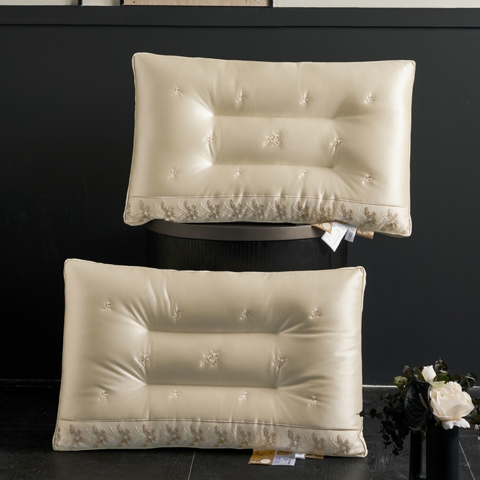 91家纺网 家纺一手货源 找家纺 （总）昕科 2025新款蚕丝乳胶美肌枕-桑蚕丝枕头乳胶片花边刺绣羽丝棉成人颈椎枕芯