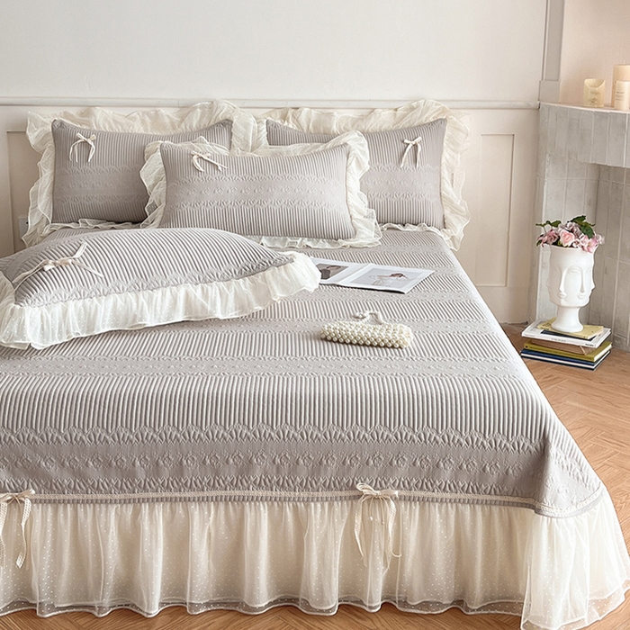 91家纺网 家纺一手货源 找家纺 蓝邻家纺 2025年新款PE提花海岛皱花边织带款凉席系列 羽希-米灰