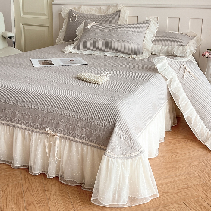 91家纺网 家纺一手货源 找家纺 蓝邻家纺 2025年新款PE提花海岛皱花边织带款凉席系列 羽希-米灰