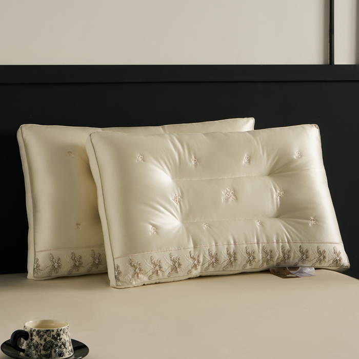 91家纺网 家纺一手货源 找家纺 （总）昕科 2025新款蚕丝乳胶美肌枕-桑蚕丝枕头乳胶片花边刺绣羽丝棉成人颈椎枕芯