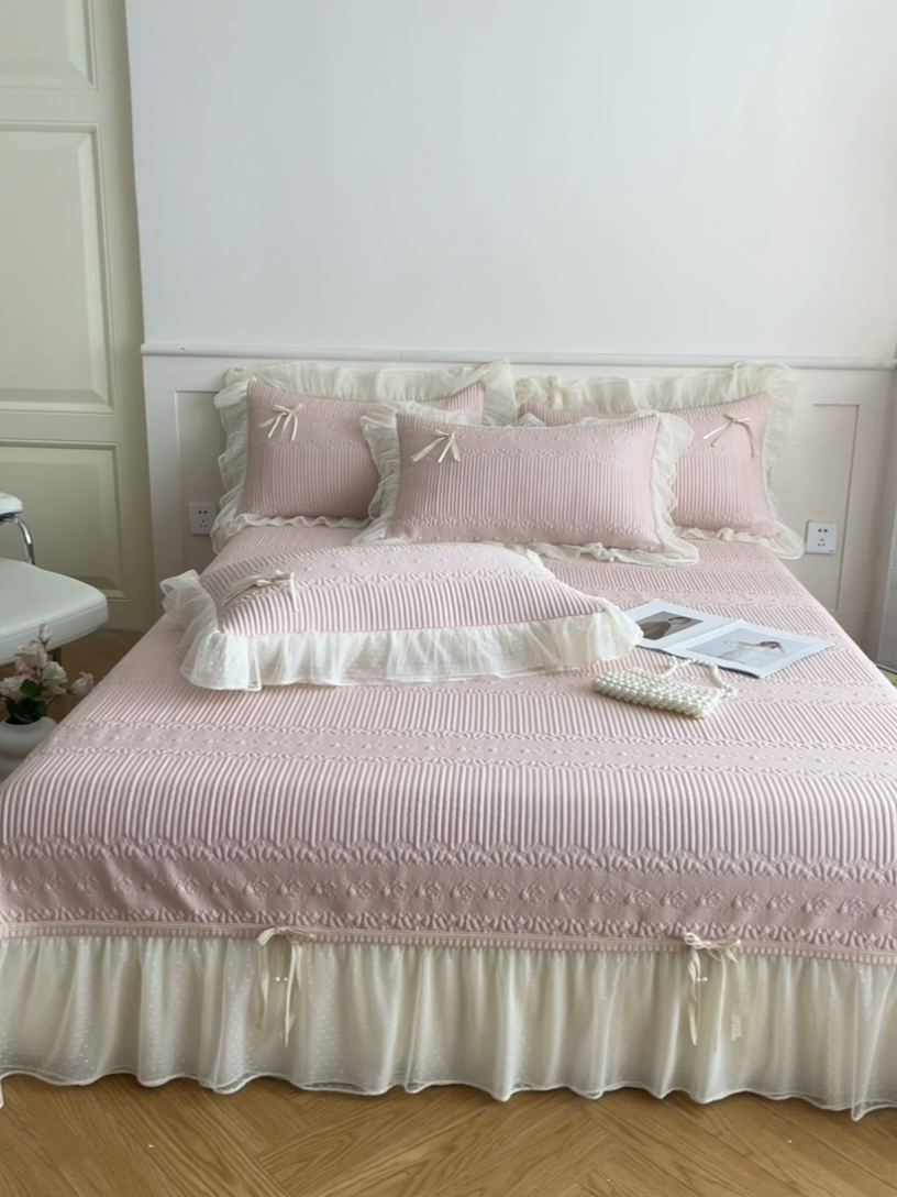 91家纺网 家纺一手货源 找家纺 蓝邻家纺 2025年新款PE提花海岛皱花边织带款凉席系列 羽希-樱花粉