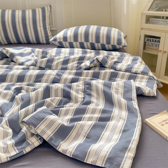 91家纺网 家纺一手货源 找家纺 慕木家纺 2025新款条纹简约无印风水洗棉夏被夏凉被空调被四件套 天竺蓝灰+深灰
