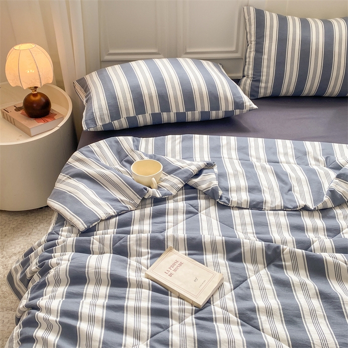 91家纺网 家纺一手货源 找家纺 慕木家纺 2025新款条纹简约无印风水洗棉夏被夏凉被空调被四件套 天竺蓝灰+深灰