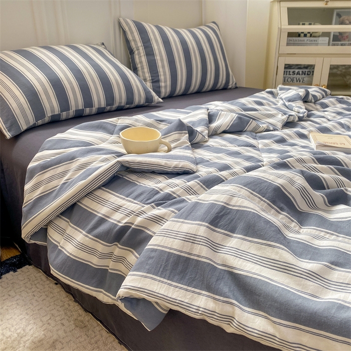 91家纺网 家纺一手货源 找家纺 慕木家纺 2025新款条纹简约无印风水洗棉夏被夏凉被空调被四件套 天竺蓝灰+深灰