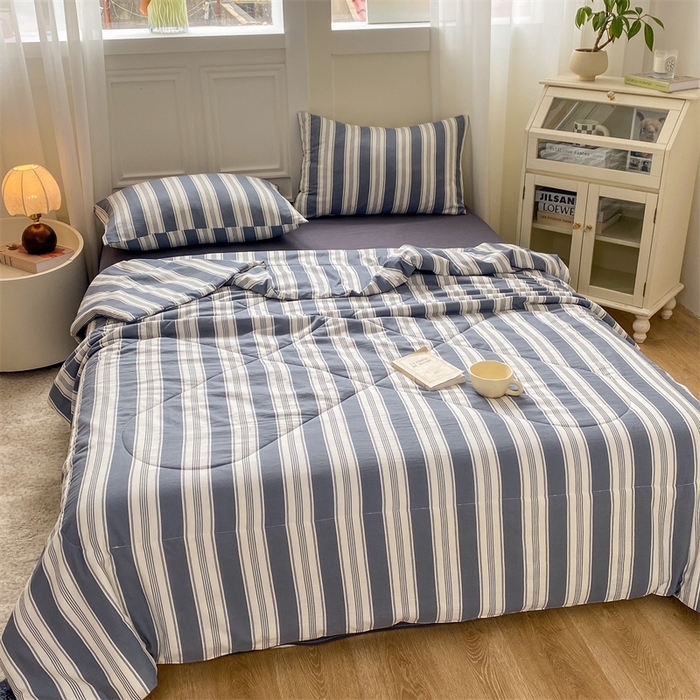 91家纺网 家纺一手货源 找家纺 慕木家纺 2025新款条纹简约无印风水洗棉夏被夏凉被空调被四件套 天竺蓝灰+深灰