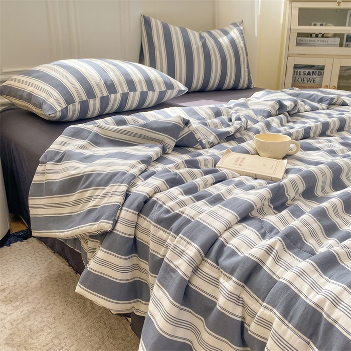91家纺网 家纺一手货源 找家纺 慕木家纺 2025新款条纹简约无印风水洗棉夏被夏凉被空调被四件套 天竺蓝灰+深灰