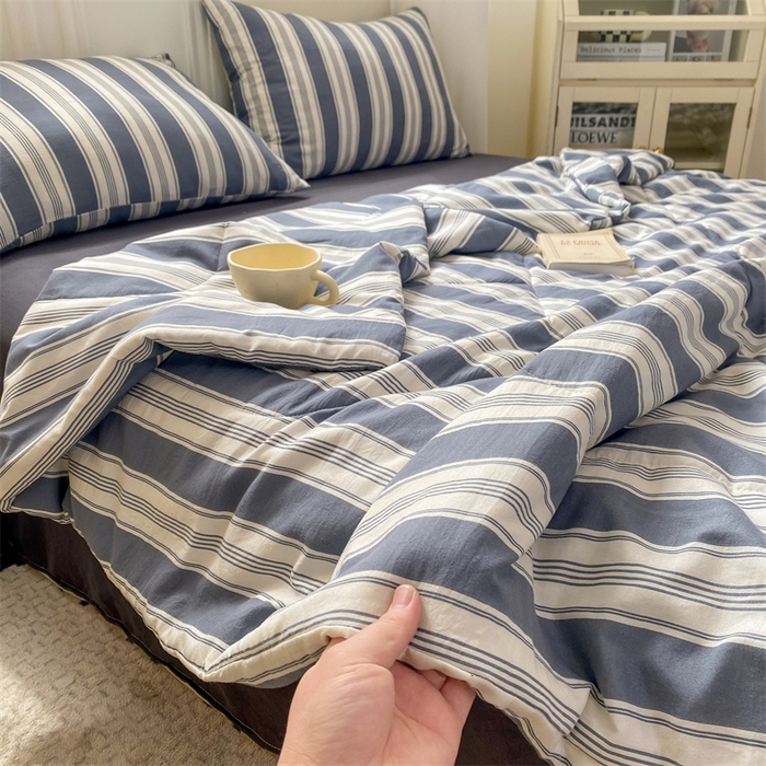 91家纺网 家纺一手货源 找家纺 慕木家纺 2025新款条纹简约无印风水洗棉夏被夏凉被空调被四件套 天竺蓝灰+深灰