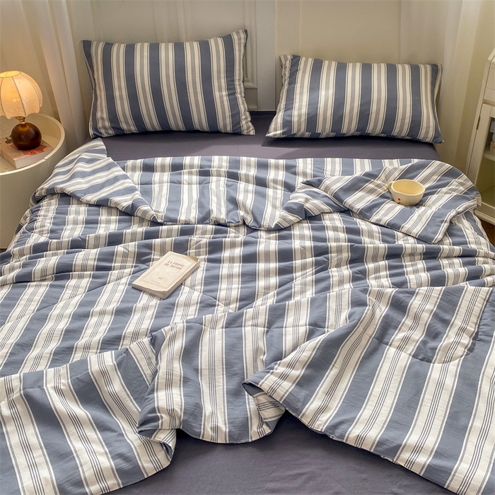 91家纺网 家纺一手货源 找家纺 慕木家纺 2025新款条纹简约无印风水洗棉夏被夏凉被空调被四件套 天竺蓝灰+深灰
