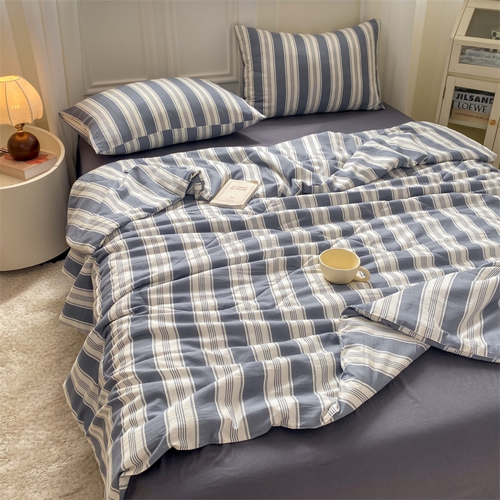 91家纺网 家纺一手货源 找家纺 慕木家纺 2025新款条纹简约无印风水洗棉夏被夏凉被空调被四件套 天竺蓝灰+深灰