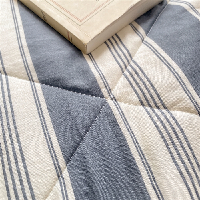 91家纺网 家纺一手货源 找家纺 慕木家纺 2025新款条纹简约无印风水洗棉夏被夏凉被空调被四件套 天竺蓝灰+深灰