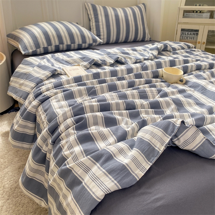 91家纺网 家纺一手货源 找家纺 慕木家纺 2025新款条纹简约无印风水洗棉夏被夏凉被空调被四件套 天竺蓝灰+深灰