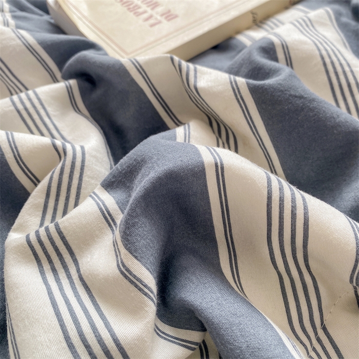 91家纺网 家纺一手货源 找家纺 慕木家纺 2025新款条纹简约无印风水洗棉夏被夏凉被空调被四件套 天竺蓝灰+深灰