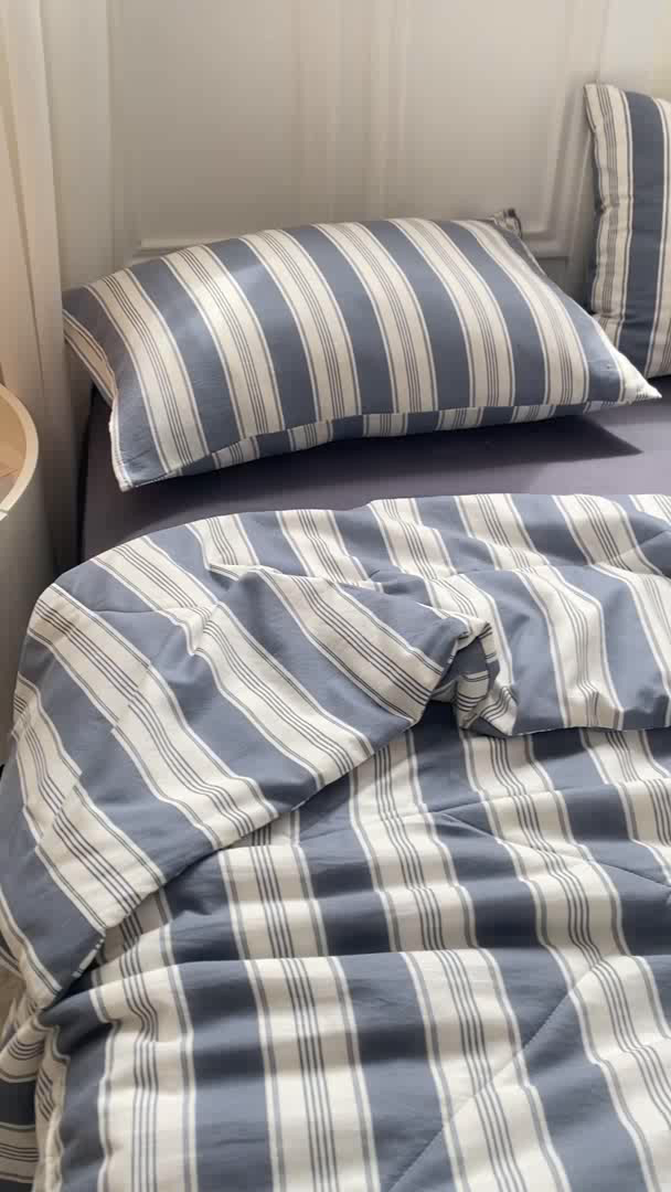 91家纺网 家纺一手货源 找家纺 慕木家纺 2025新款条纹简约无印风水洗棉夏被夏凉被空调被四件套 天竺蓝灰+深灰