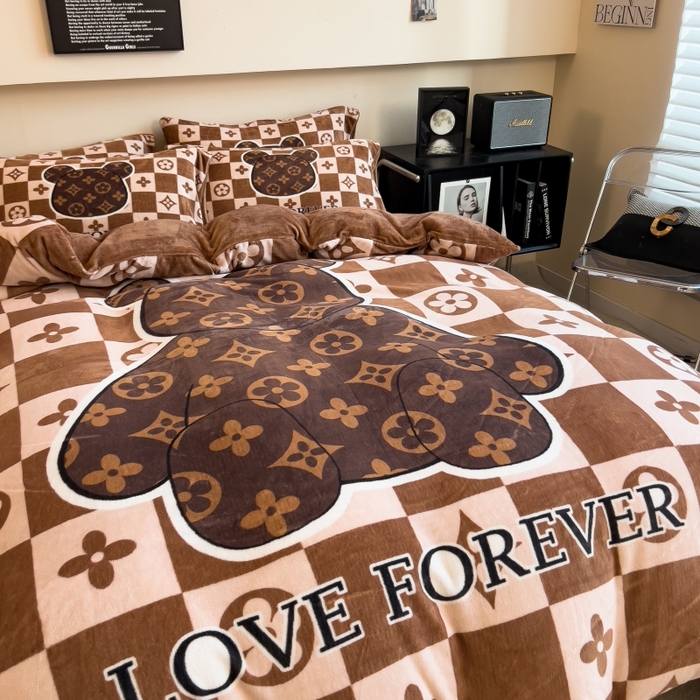 91家纺网 家纺一手货源 找家纺 （总）鸿森林 2025新款牛奶绒大版数码印花轻奢风系列四件套