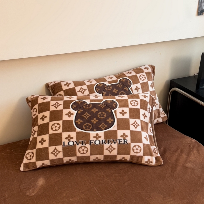 91家纺网 家纺一手货源 找家纺 （总）鸿森林 2025新款牛奶绒大版数码印花轻奢风系列四件套